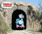 Samimi buharlı lokomotif Thomas tünel çıkıyor